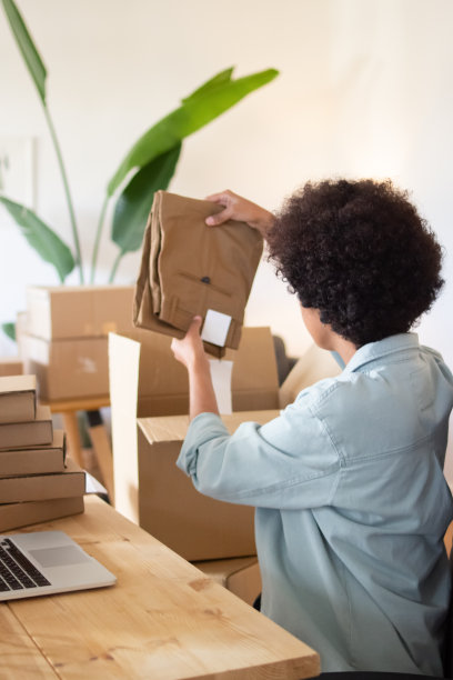 黑人妇女把裤子装进箱子里图片下载