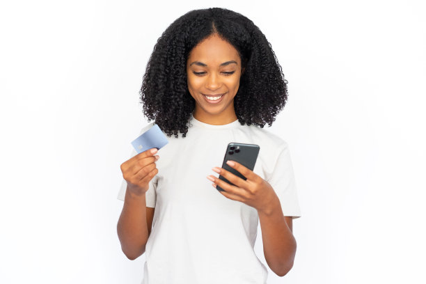 快乐的多种族女性使用电话和信用卡图片下载