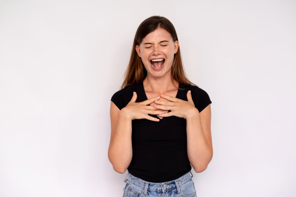 沮丧的年轻女子大喊大叫的肖像图片下载