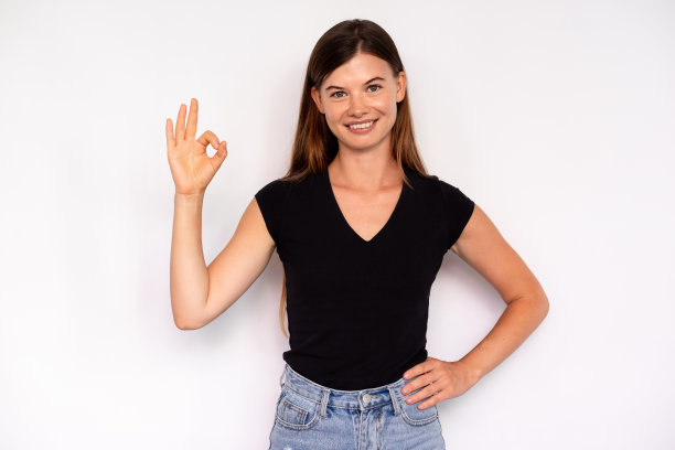 快乐的年轻女子做ok手势的肖像图片下载