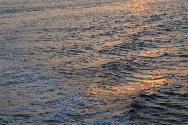 鄂霍次克海上的日落巡航图片下载