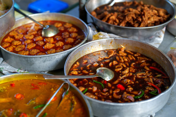 在市场摊位上挑选的各种食物，在马来西亚被称为经济米图片下载