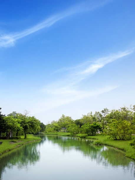 绿树成荫的河流，蔚蓝的天空图片下载