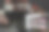 黑森林大门切片的图片，上面有莫雷罗樱桃，豪华的巧克力蛋糕上有奶油，上面覆盖着融化的巧克力，黑色背景，三层图片下载