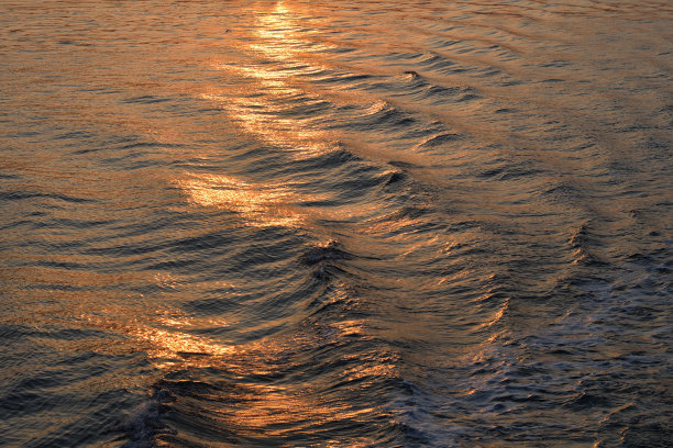 鄂霍次克海上的日落巡航图片下载