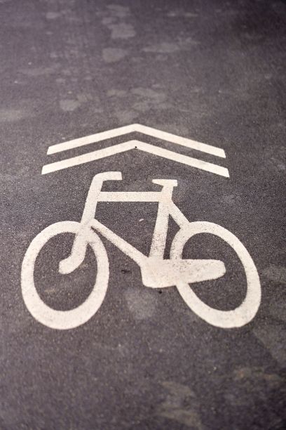 垂直拍摄户外柏油路上的白色自行车标志图片下载