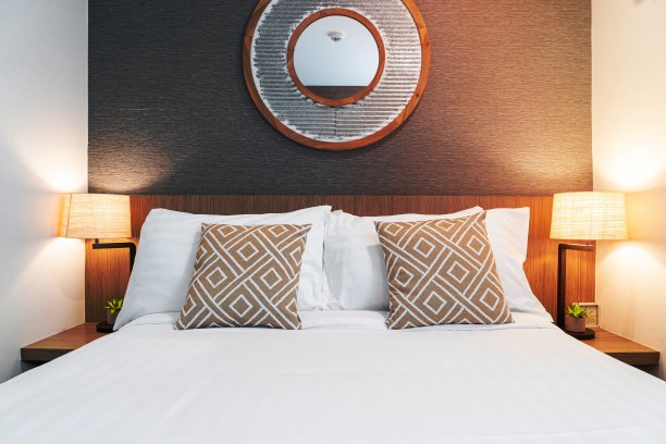 枕头放在床上装饰房间内部图片下载