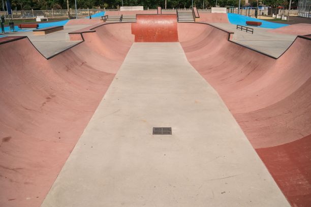 在一个阳光明媚的早晨，一个空旷的滑板公园图片下载