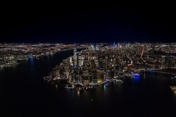 夜间纽约摩天大楼的鸟瞰图图片下载