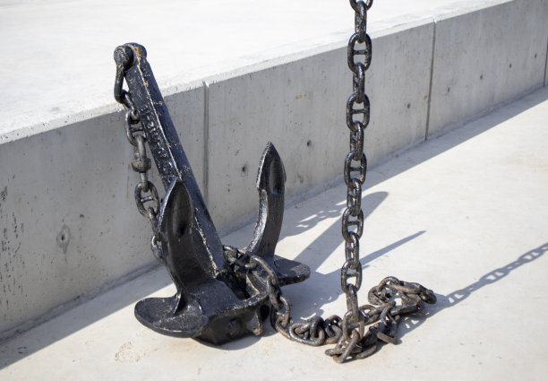 船锚靠在水泥地面上的墙上。图片下载