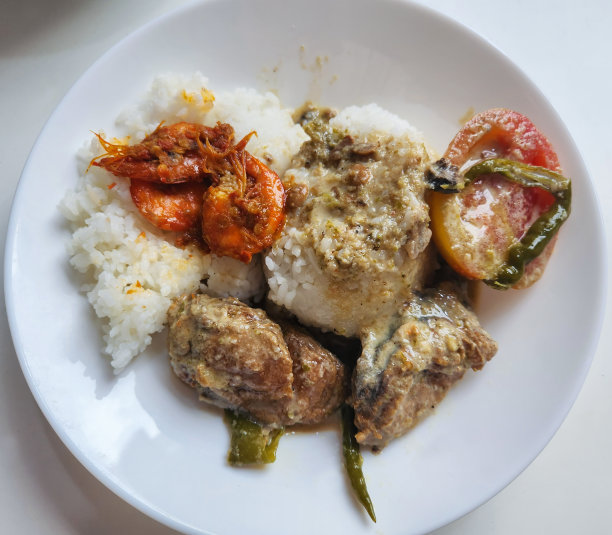 印尼西苏门答腊岛菜-巴东饭古莱牛头配腾吉里鱼和青辣椒或Cabe Hijau或Ijo配黄酱油，配辣椒大虾和蒸白米饭图片下载