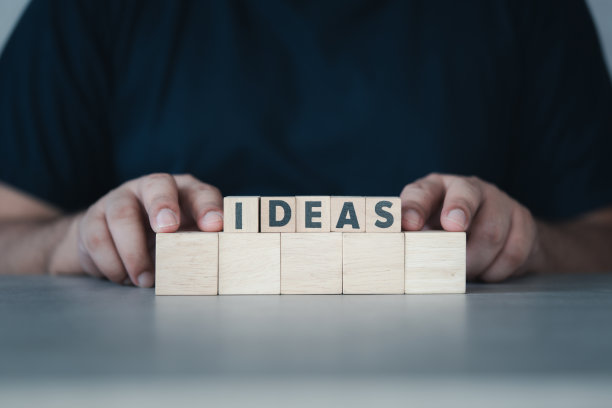 立方体与字是写思想和手。图片下载