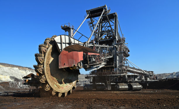 露天矿挖掘过程中的斗轮挖掘机。露天矿上的巨大挖掘机。图片下载