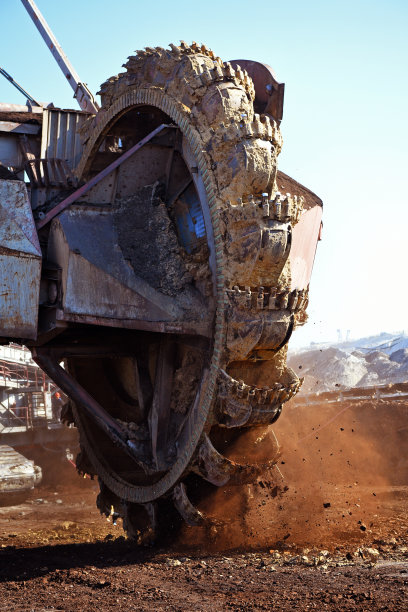 露天矿挖掘过程中的斗轮挖掘机。露天矿上的巨大挖掘机。图片下载