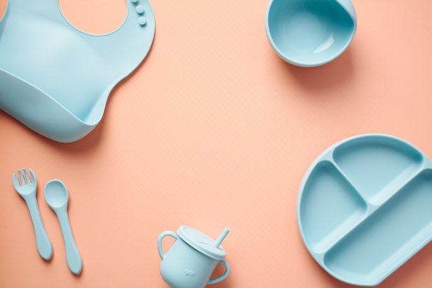 彩色背景硅胶婴儿餐具。平铺，俯视图。图片下载