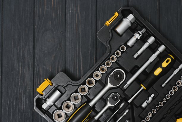 装有一套汽车修理工具的箱子，特写。图片下载