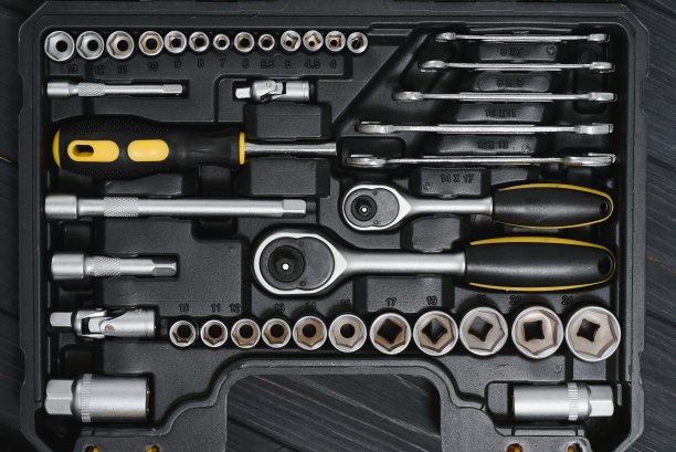 一套汽车修理工具在盒子里，特写。图片下载