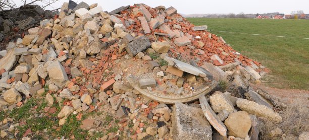 瓦砾和屋顶瓦片图片下载