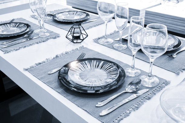 在餐厅的餐桌上服务。图片下载