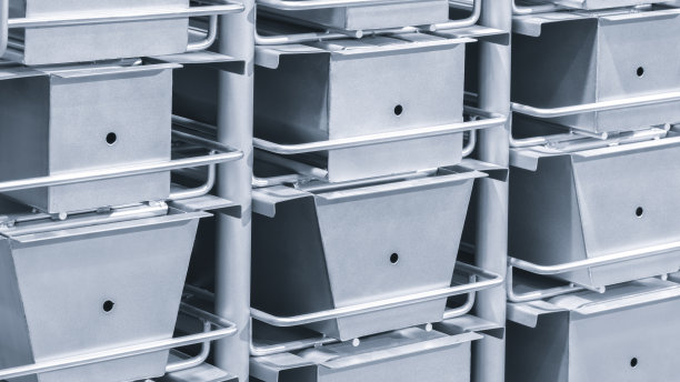 带金属容器的炊具架图片下载