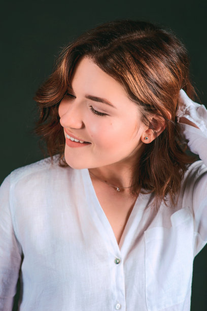 肖像的年轻，美丽的微笑女人与短棕色头发在工作室图片下载