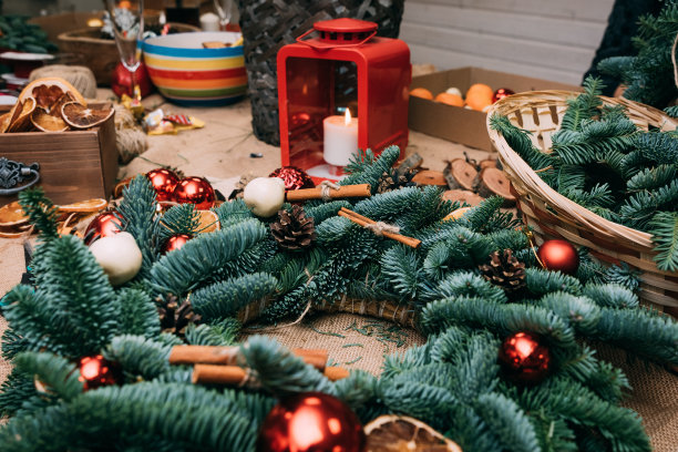 在大师班制作圣诞花环的工作过程照片图片下载