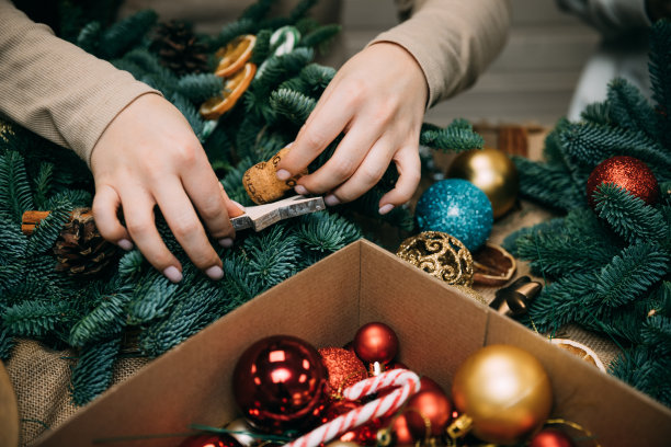 在大师班制作圣诞花环的工作过程照片图片下载