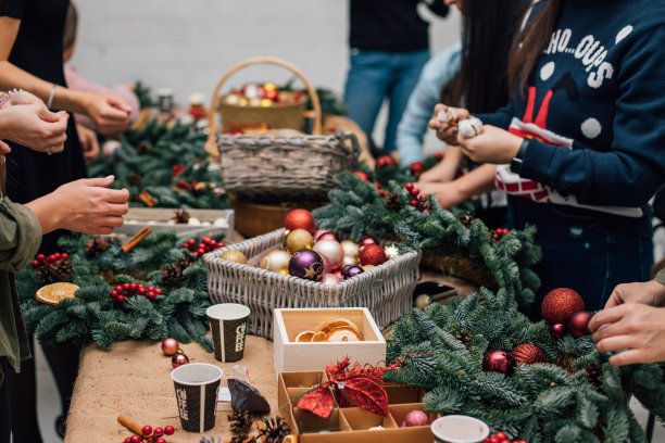 在大师班制作圣诞花环的工作过程照片图片下载