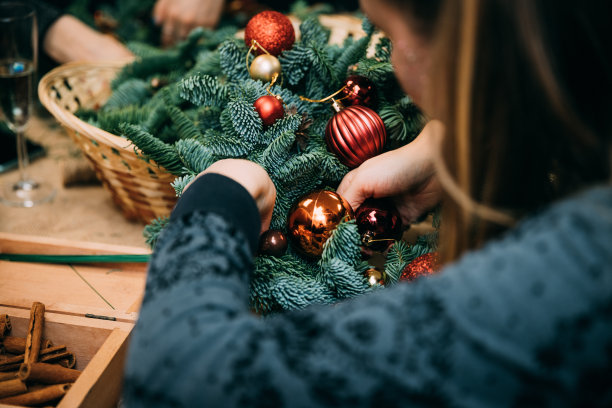 在大师班制作圣诞花环的工作过程照片图片下载