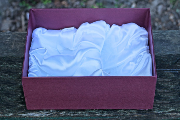 一个打开的红色纸板箱图片下载