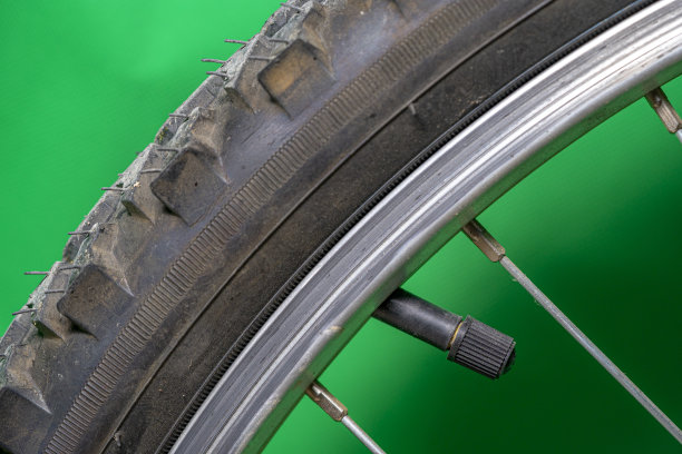 绿色背景上的自行车轮胎气门嘴图片下载