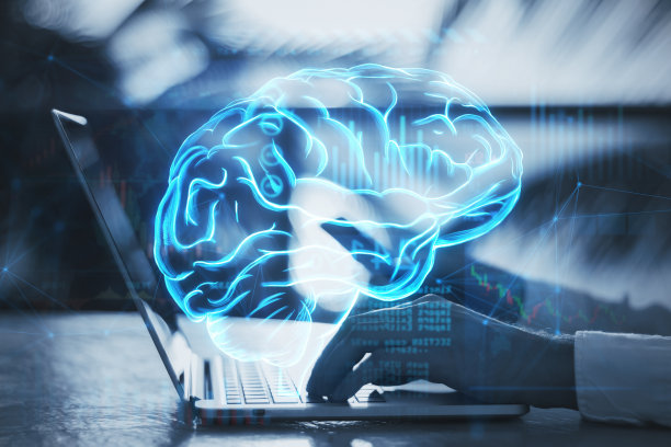 在模糊的背景上，男性使用笔记本电脑键盘和手机的特写，发光的数字大脑全息图。智力的概念，大脑工作，思维过程。双重曝光。图片下载