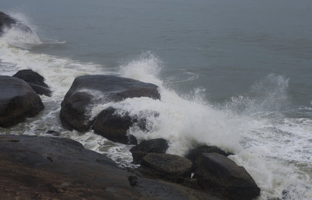 海浪在多岩石的海岸线上撞击岩石图片下载
