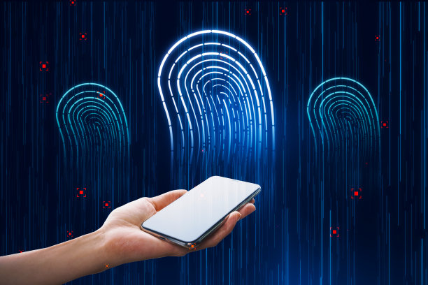 近距离的妇女手握手机与抽象发光的蓝色指纹全息图在黑暗的背景。取证和ID概念。图片下载