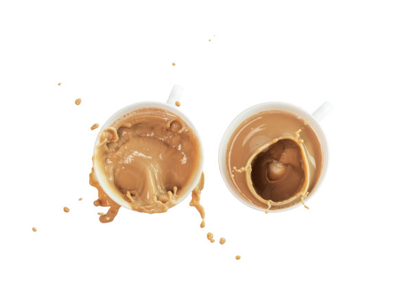 咖啡飞溅从一个杯子孤立的白色背景，俯视图图片下载