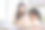 家庭教育病毒大流行期间在家学习。一名亚洲妇女和她的女儿在客厅里，戴着外科口罩以保护她们免受病毒感染。图片下载