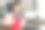 女老板站在她的咖啡店门口的肖像，显示打开的招牌图片下载