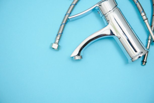 新的铬或钢水龙头浴室水槽图片下载