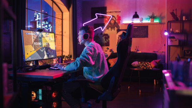 在家玩游戏:玩家在强大的电脑上输掉一轮在线视频游戏后感到悲伤和愤怒。时尚的男性玩射击在线多人PvP战斗。创意客厅。图片下载