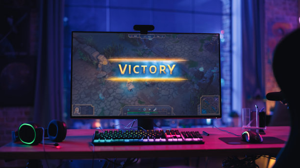 在家玩游戏:空空的游戏站与玩家的个人电脑与胜利在RPG战略游戏显示。站在有霓虹灯的时尚阁楼公寓的木桌上。图片下载