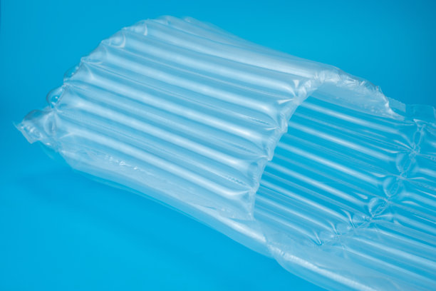 蓝色背景上的塑料充气防震包装，快递保护概念图片下载