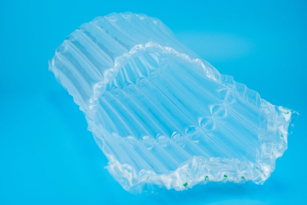 蓝色背景上的塑料充气防震包装，快递保护概念图片下载