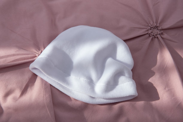 一个小女孩的白帽子图片下载