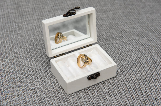 金婚戒装在有镜子的白盒子里图片下载