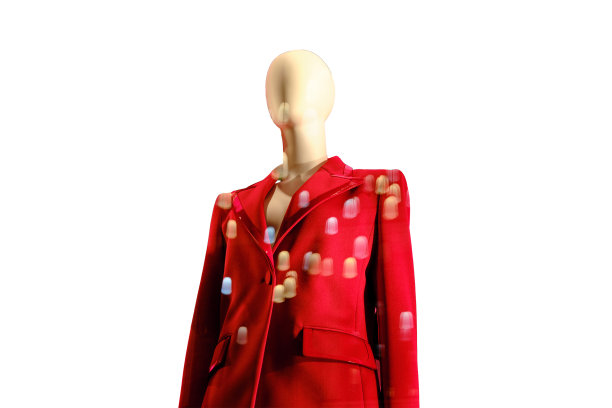 服装店的橱窗里有气球和灯笼，孤立地放在白色背景上。服装店里穿着西装的女模特图片下载