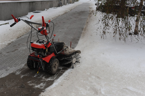 冬季暴风雪过后，扫雪机正在清除道路和街道上的积雪图片下载