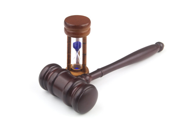 木制木槌和沙漏孤立在白色背景上。图片下载