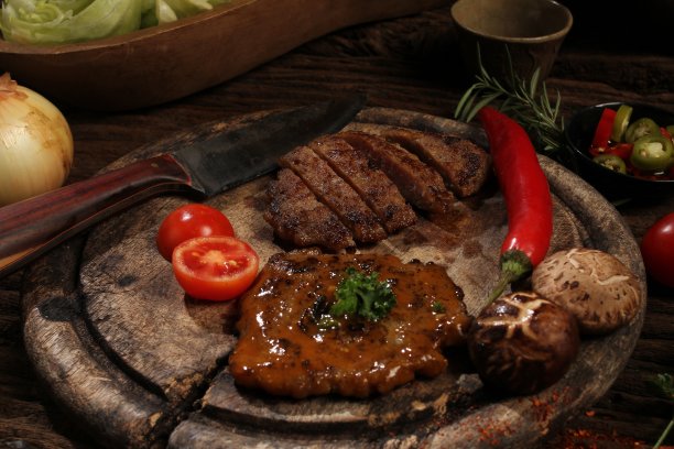 木砧板上香料烤牛排，深色照片图片下载
