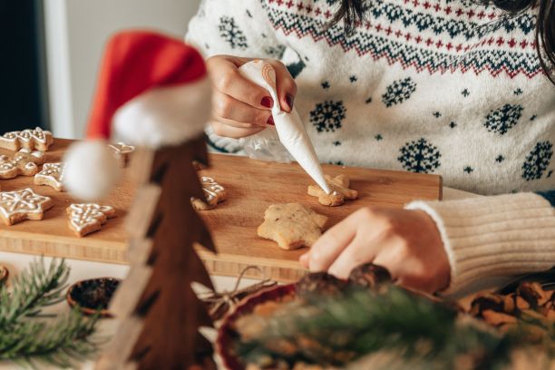 一个女人在家里装饰姜饼圣诞饼干的特写照片图片下载