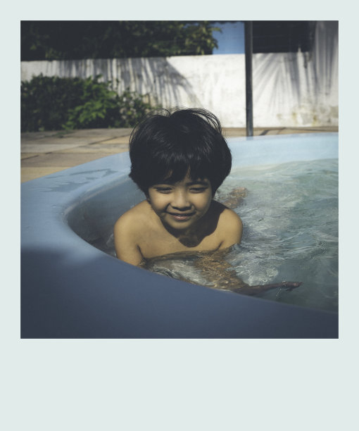 泳池里男孩的肖像图片下载